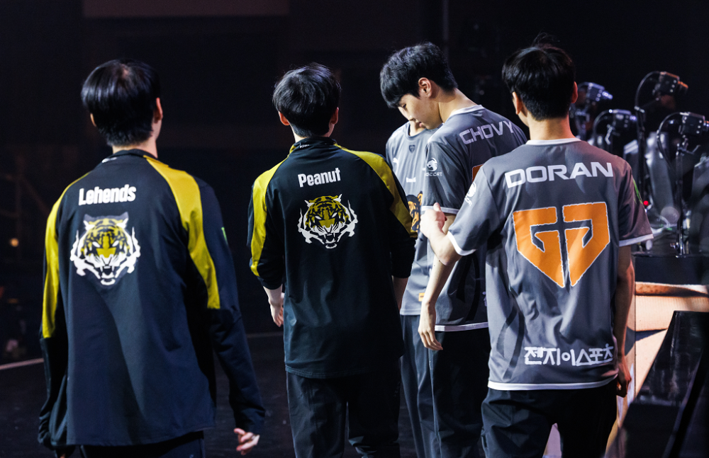 JDG横扫CLG，Deft团战一打五鏖战多局小组赛，锁定晋级资格